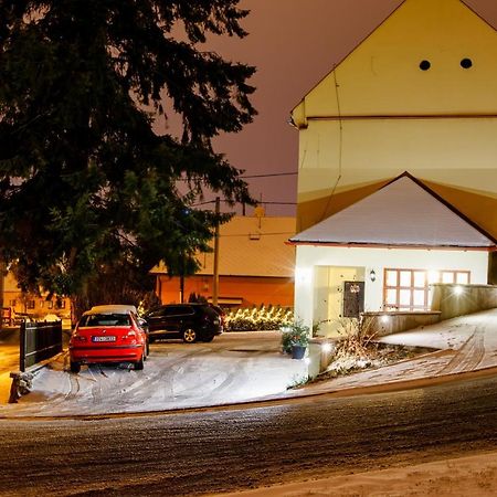Restaurace A Penzion Pod Hradem Hotel Zlín Екстериор снимка