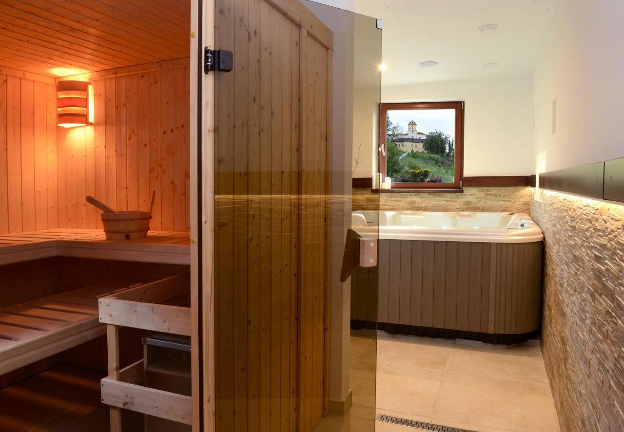 Restaurace A Penzion Pod Hradem Hotel Zlín Екстериор снимка
