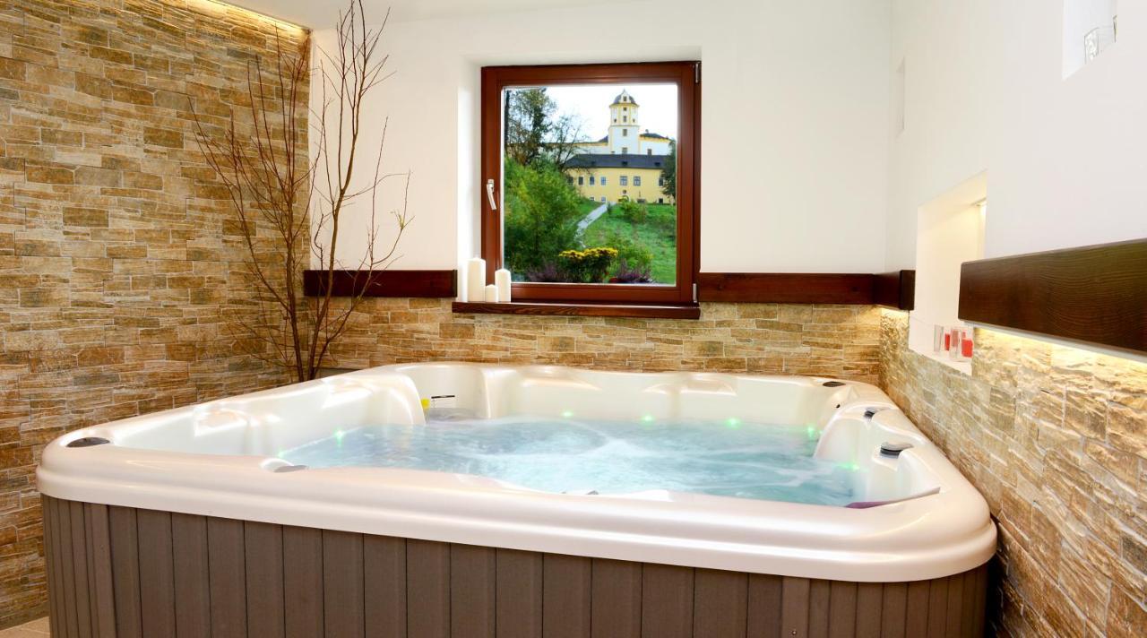 Restaurace A Penzion Pod Hradem Hotel Zlín Екстериор снимка