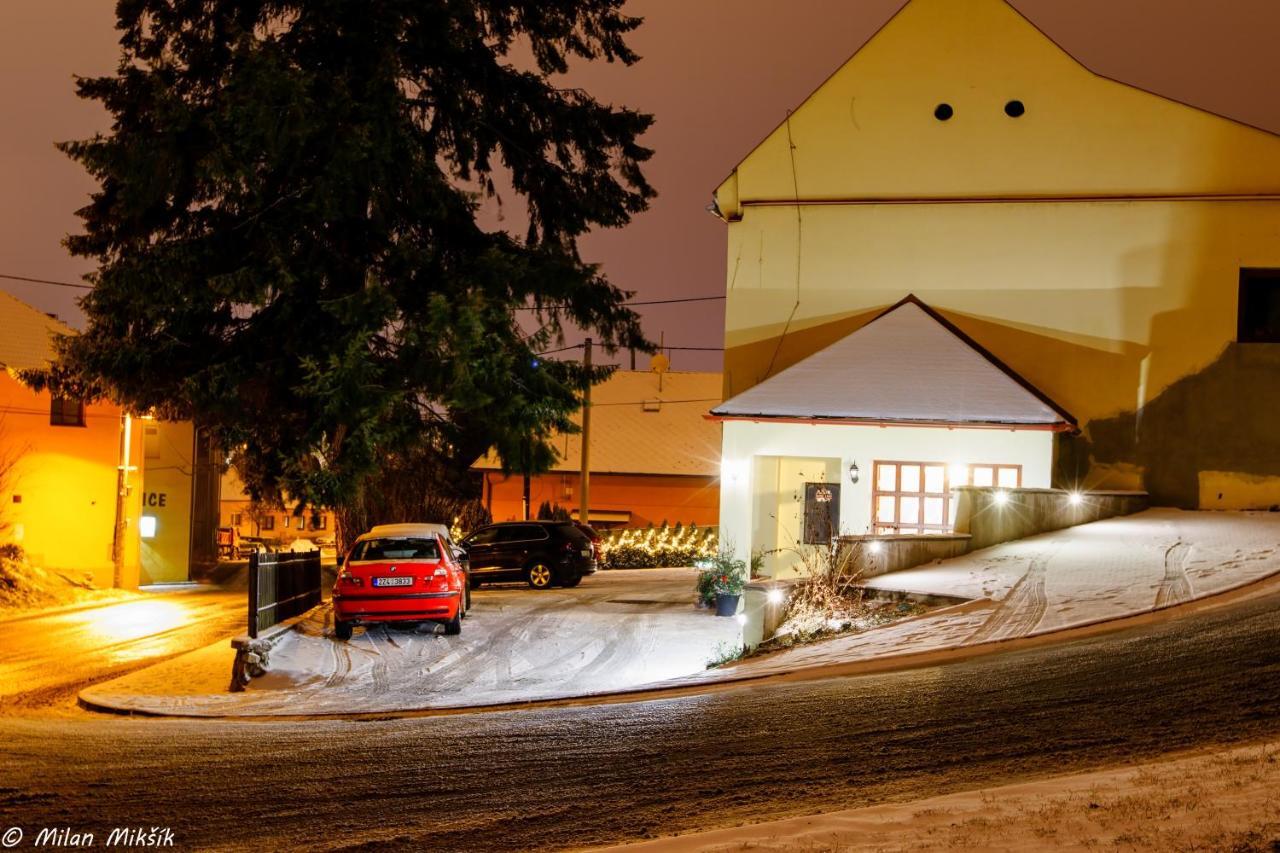 Restaurace A Penzion Pod Hradem Hotel Zlín Екстериор снимка